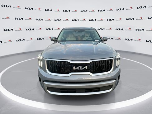 Used 2023 Kia Telluride EX image 3