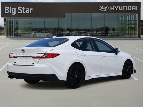 Used 2025 Toyota Camry SE FWD image 4
