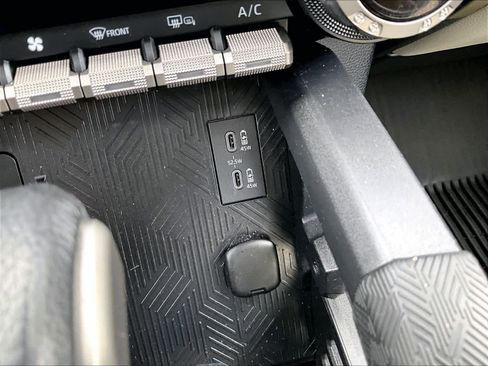 Used 2024 Toyota Tacoma Limited w/ Limited Package (LT) image 27