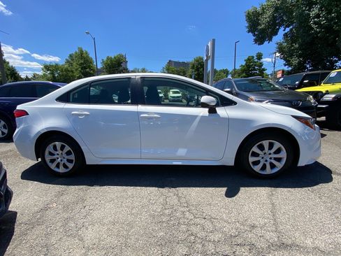 Used 2022 Toyota Corolla LE FWD image 2