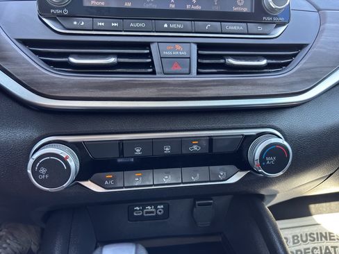 Used 2025 Nissan Altima 2.5 SV FWD image 15