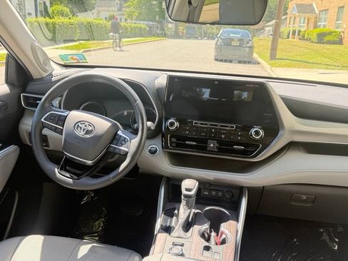 Used 2020 Toyota Highlander Limited AWD/4WD image 18
