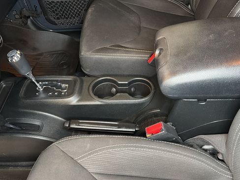 Used 2018 Jeep Wrangler Unlimited Rubicon w/ Connectivity Group AWD/4WD image 25