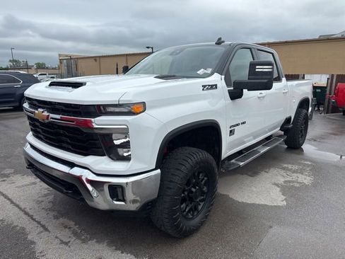 Used 2025 Chevrolet Silverado 2500 LT AWD/4WD image 3