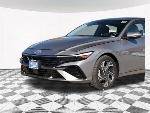 Used 2025 Hyundai Elantra Limited FWD image 34
