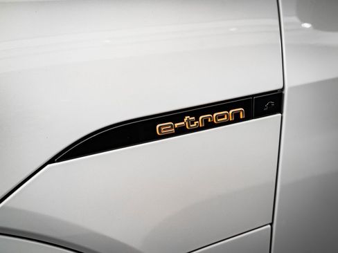 Used 2021 Audi e-tron Prestige w/ Prestige Package image 9