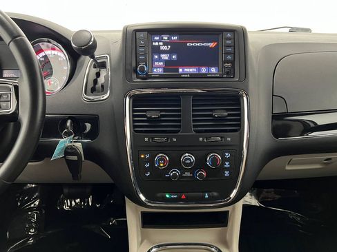 Used 2019 Dodge Grand Caravan SXT FWD image 17
