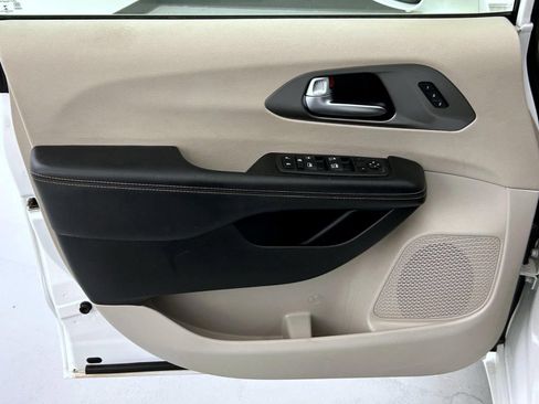 Certified 2022 Chrysler Pacifica Touring-L FWD image 9
