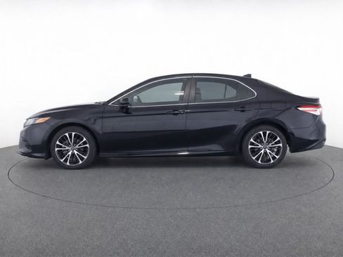 Used 2019 Toyota Camry SE w/ Convenience Package FWD image 4