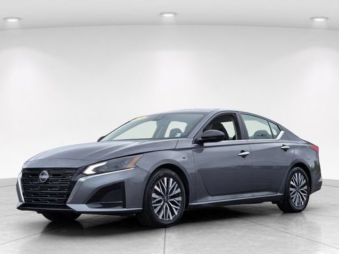 Used 2024 Nissan Altima 2.5 SV FWD image 8