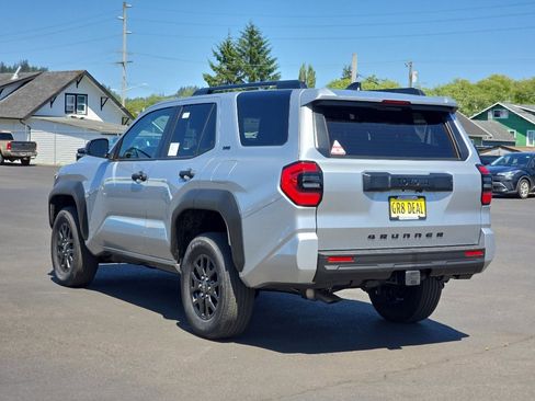 New 2026 Toyota 4Runner SR5 AWD/4WD image 4