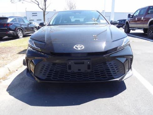 Used 2025 Toyota Camry SE w/ Convenience Package image 2
