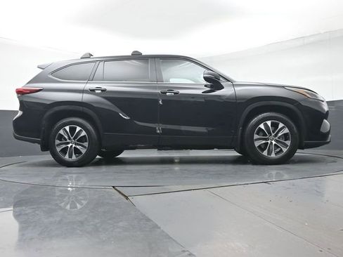 Certified 2023 Toyota Highlander XLE image 40