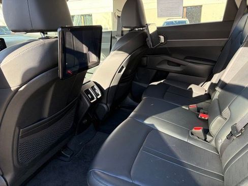 Used 2025 Kia Sorento S image 17