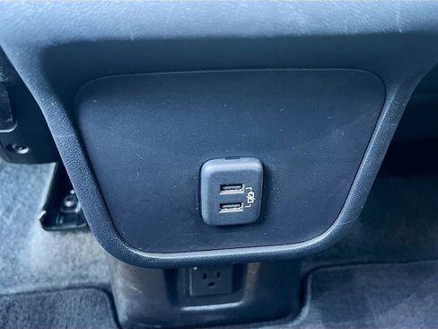 Used 2024 GMC Terrain SLT image 25