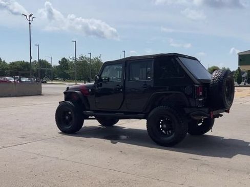 Used 2017 Jeep Wrangler Unlimited Sahara AWD/4WD image 8