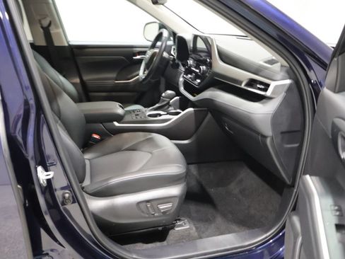 Used 2024 Toyota Highlander XLE AWD/4WD image 21