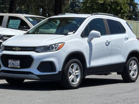 Used 2020 Chevrolet Trax LT w/ LT Convenience Package AWD/4WD image 9