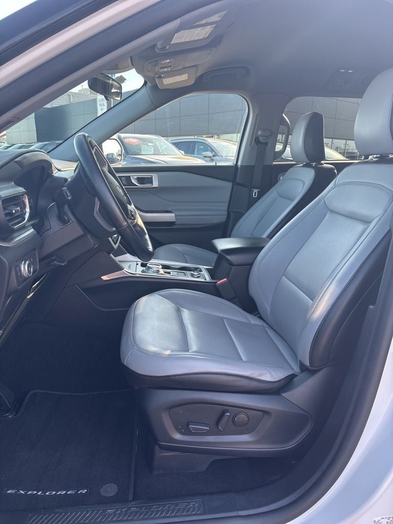 Used 2021 Ford Explorer XLT w/ Equipment Group 202A AWD/4WD image 11