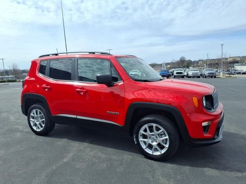 Used 2022 Jeep Renegade Latitude w/ Convenience Group AWD/4WD image 6