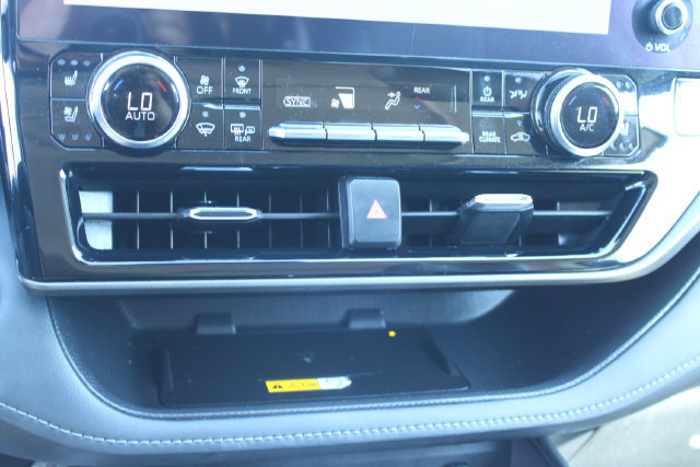 Used 2023 Toyota Highlander Limited FWD image 29