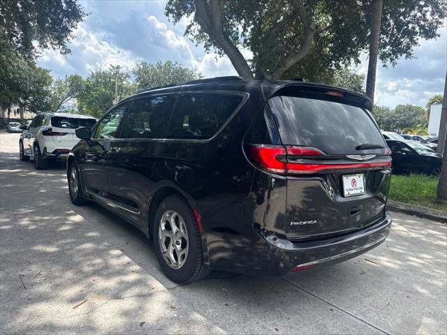 Used 2023 Chrysler Pacifica Limited FWD image 9