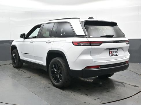 Used 2025 Jeep Grand Cherokee Altitude AWD/4WD image 10