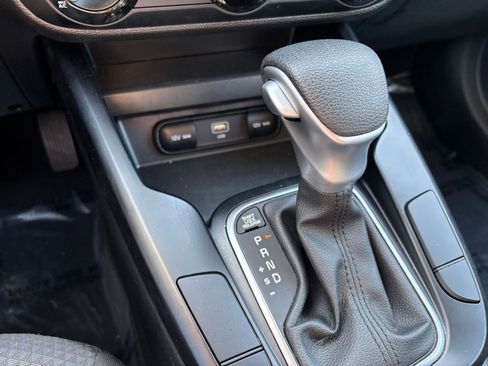 Used 2025 Kia Soul LX w/ LX Technology Package FWD image 40