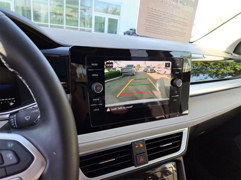 Certified 2025 Volkswagen Taos SE w/ Panoramic Sunroof Package image 24