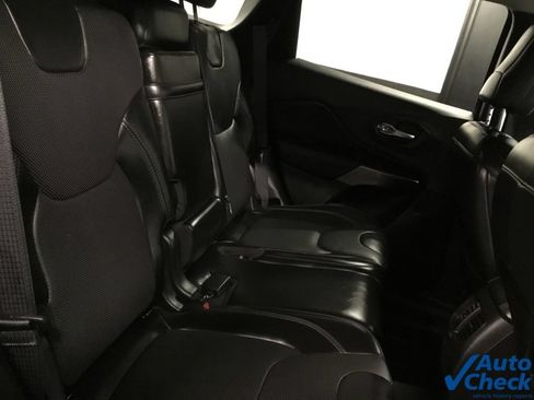 Used 2019 Jeep Cherokee Limited w/ Luxury Group AWD/4WD image 30