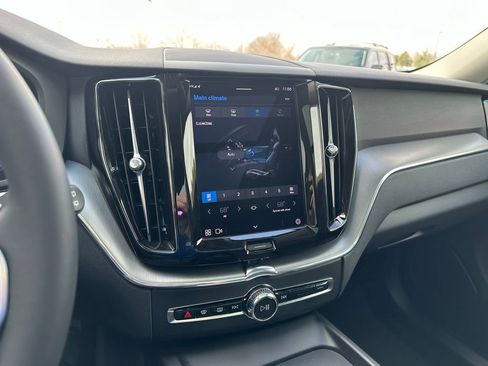 Used 2022 Volvo XC60 B5 Momentum image 22