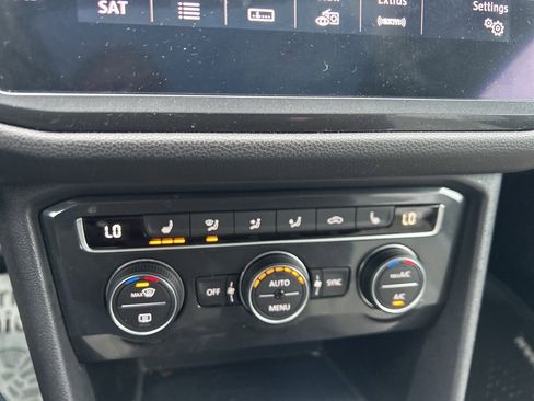 Used 2020 Volkswagen Tiguan SE w/ Panoramic Sunroof Package image 26