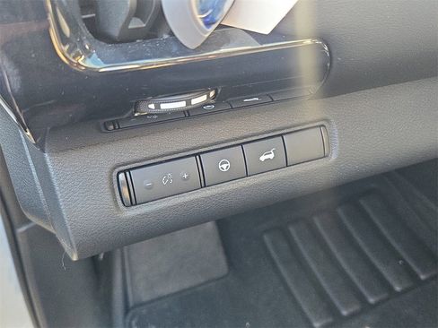 Used 2025 Nissan Pathfinder SV image 11