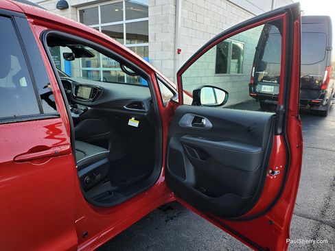 New 2026 Chrysler Pacifica Limited w/ S Appearance Package image 44