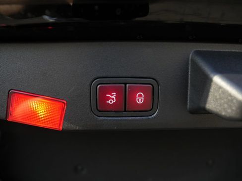 Used 2014 Mercedes-Benz SL 550 image 16