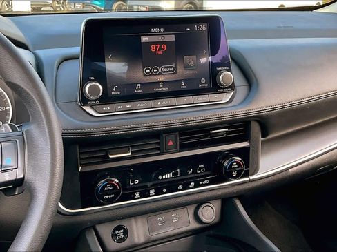 Used 2024 Nissan Rogue SV image 6