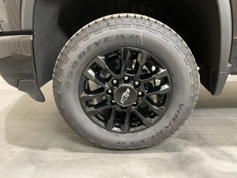 Used 2025 Chevrolet Silverado 2500 Custom w/ Custom Value Package image 6