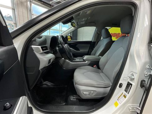 Used 2021 Toyota Highlander LE FWD image 11