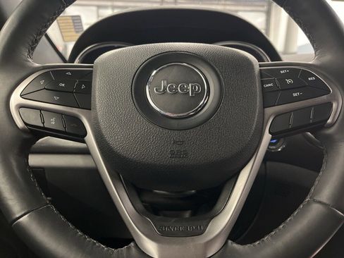 Used 2018 Jeep Grand Cherokee Laredo image 16