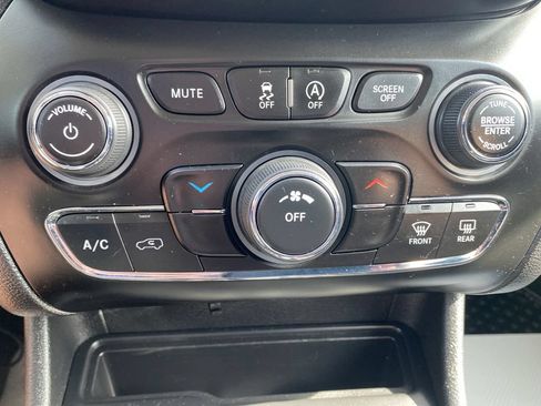 Used 2020 Jeep Cherokee Latitude Plus w/ Cold Weather Group AWD/4WD image 38