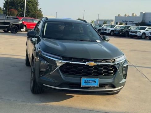 Certified 2025 Chevrolet Trax LT FWD image 3