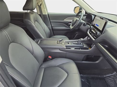 Used 2024 Toyota Grand Highlander XLE image 12