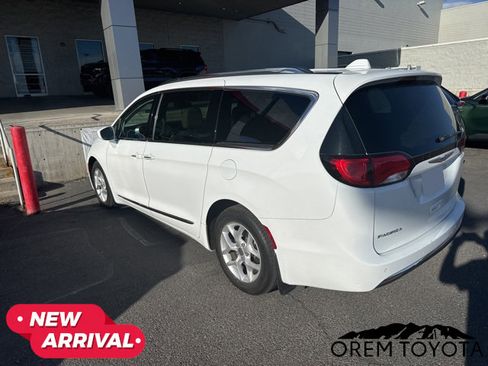 Used 2018 Chrysler Pacifica Touring-L Plus w/ Tire & Wheel Group FWD image 2