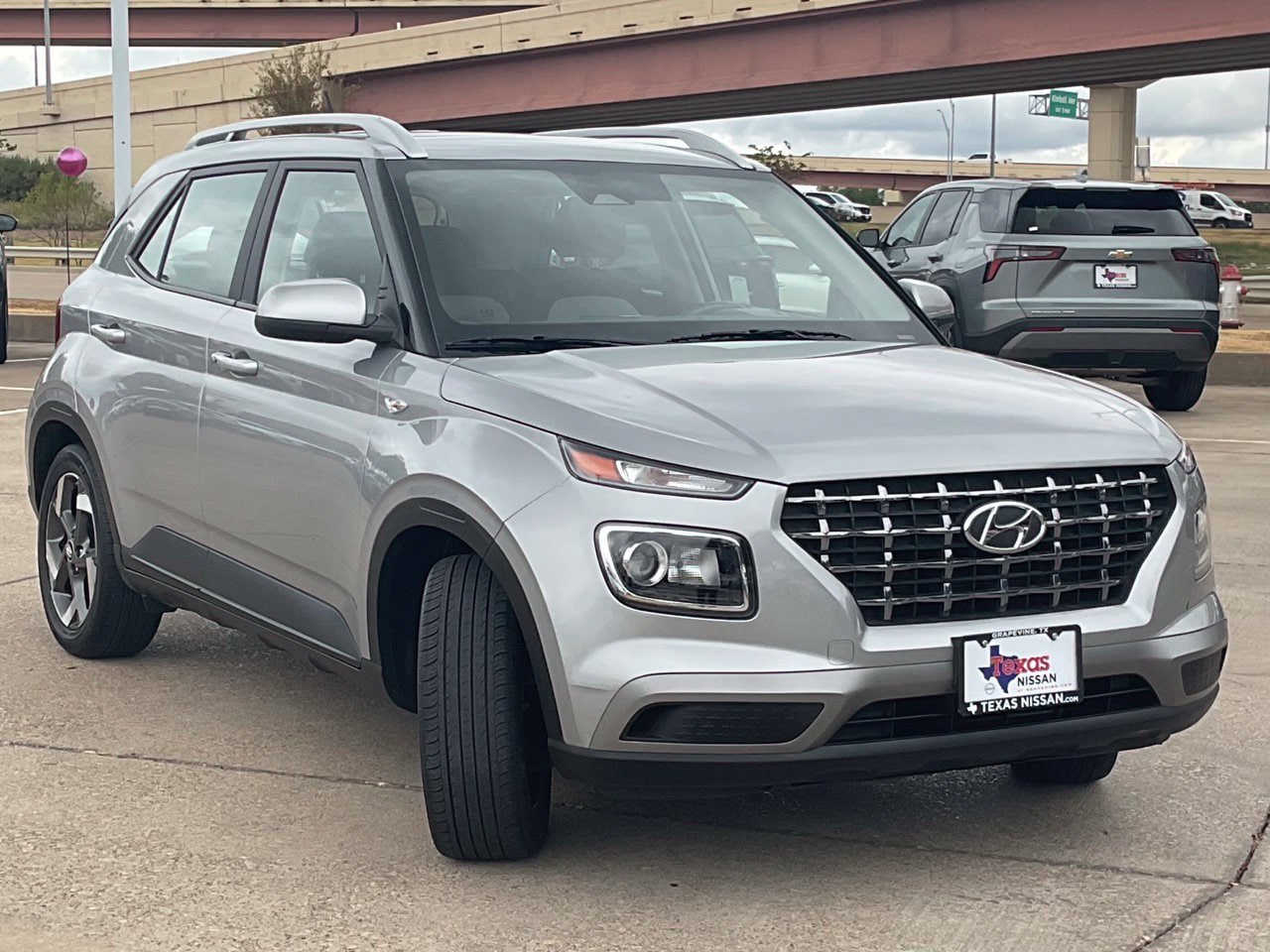 Used 2025 Hyundai Venue SEL FWD image 3