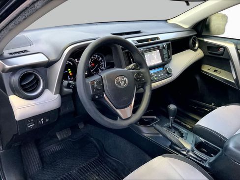 Used 2018 Toyota RAV4 LE AWD/4WD image 24