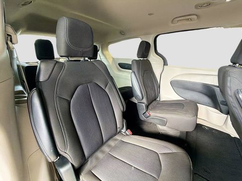 Used 2023 Chrysler Voyager LX image 27