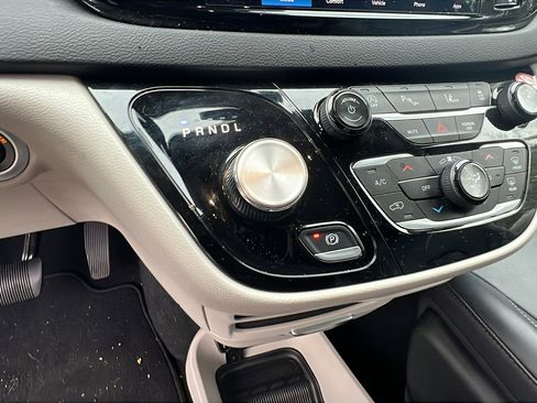 Used 2024 Chrysler Pacifica Touring-L image 29