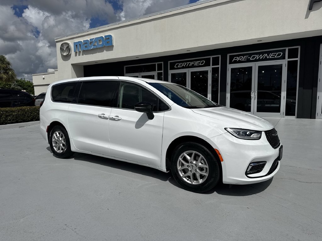 Used 2024 Chrysler Pacifica Touring-L FWD image 6