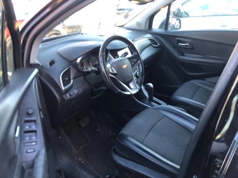 Used 2019 Chevrolet Trax LT w/ LT Convenience Package image 2