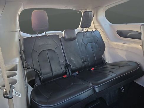 Used 2018 Chrysler Pacifica Limited image 35